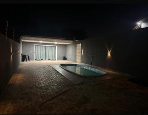 フォス・ド・イグアスにあるResidencial galdino da costaの建物中央の暗い部屋(バスタブ付)