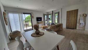 a living room with a white table and chairs at Casa Contenedor Chapadmalal in Chapadmalal