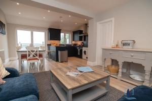 una sala de estar con un sofá y una mesa en Stylish Sanctuary - Estuary Views - Outside Space, en Salcombe