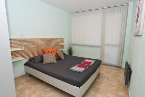 A bed or beds in a room at Eli Apartment Burgas Center