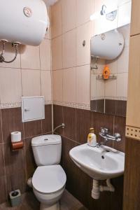 A bathroom at Eli Apartment Burgas Center