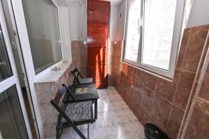 A bathroom at Eli Apartment Burgas Center