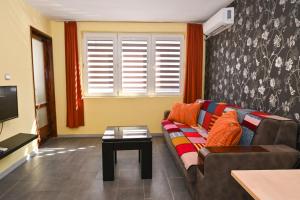 A seating area at Eli Apartment Burgas Center