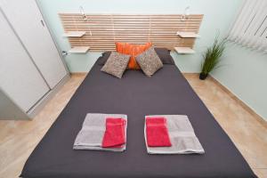 A bed or beds in a room at Eli Apartment Burgas Center