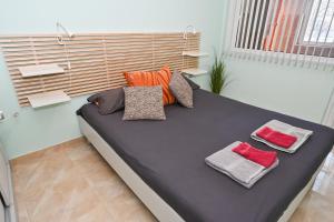 A bed or beds in a room at Eli Apartment Burgas Center