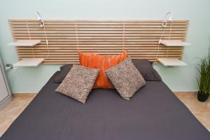 A bed or beds in a room at Eli Apartment Burgas Center