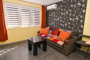 A seating area at Eli Apartment Burgas Center
