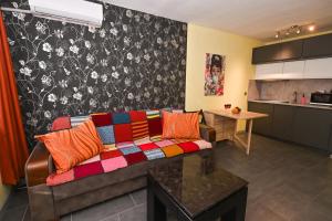 A seating area at Eli Apartment Burgas Center