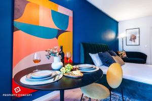 Et opholdsområde på Color Ivory Residence with Free Parking + 8 billeder