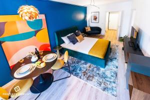 En eller flere senge i et værelse på Color Ivory Residence with Free Parking