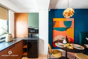 Køkken eller tekøkken på Color Ivory Residence with Free Parking