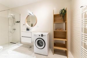 Et badeværelse på Color Ivory Residence with Free Parking