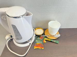 Příslušenství pro přípravu čaje a kávy v ubytování Hotel Four Inn