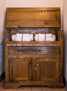 a wooden dresser with white towels on top of it at Villino Isotta in Terricciola