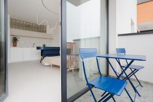 ein blauer Stuhl und ein Tisch in einem Zimmer in der Unterkunft Apartment Bluetto Trnava - free private parking in Trnava