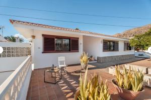 a villa with a view of the backyard at Villa del Mar Palm Mar in Palm-mar