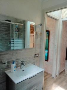 ein Badezimmer mit Waschbecken und Spiegel in der Unterkunft Pinus Village, Pula, sud Sardegna casa vacanze Vera's House in Fort Village + 19 Fotos