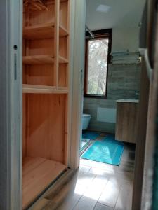 ein Badezimmer mit einer Tür, die zu einem Badezimmer mit Toilette führt in der Unterkunft Pinus Village, Pula, sud Sardegna casa vacanze Vera's House in Fort Village