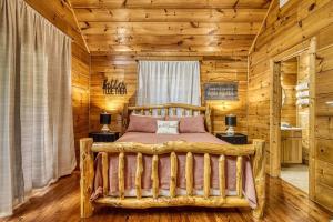 a bedroom with a bed in a log cabin at Grand Lodge in Sevierville +61 photos