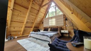 a bedroom with a bed in a wooden cabin at Cabañita Alpina para Parejas in Mazamitla