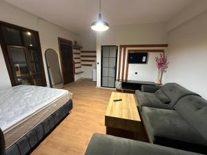 una sala de estar con una cama y un sofá en Star otel, en Diyarbakir