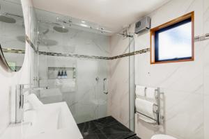 Ένα μπάνιο στο Golden Heights - family friendly with spa pool