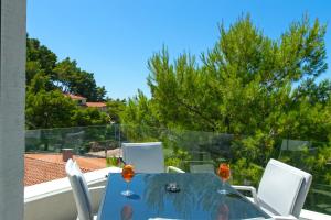 Nápoje v ubytování Family friendly seaside apartments Brela, Makarska - 6007