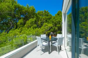 Balkón nebo terasa v ubytování Family friendly seaside apartments Brela, Makarska - 6007