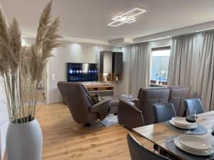 a living room with a table and chairs at Casa Clara - Exklusive Ferienwohnung in Hennweiler