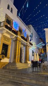 ein Gebäude mit Tischen, Stühlen und Lampen in der Unterkunft Encantadora casa en Aroche in Aroche