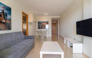 ein Wohnzimmer mit Sofa und Flachbildfernseher in der Unterkunft Almerimar Golf y Playa in Almerimar