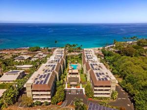 カイルア・コナにあるWhite Sands Village 201のプールと海のあるリゾートの航空写真