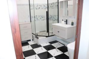 Vonios kambarys apgyvendinimo įstaigoje Garden Suite