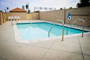 uma piscina num edifício com uma parede de tijolos em Crystal Inn Suites & Spas em Inglewood