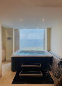 Photo de la galerie de l'établissement Seaview and Poolside Apt 18 central location, à Newquay