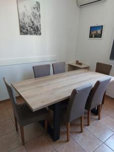 drewniany stół i krzesła w pokoju w obiekcie Mediterranean paradise on the island of Sestrunj w mieście Sestrunj