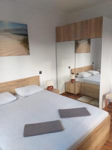 sypialnia z dużym łóżkiem i lustrem w obiekcie Mediterranean paradise on the island of Sestrunj w mieście Sestrunj