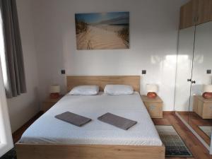 sypialnia z łóżkiem i dwoma ręcznikami na nim w obiekcie Mediterranean paradise on the island of Sestrunj w mieście Sestrunj
