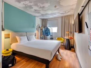 Ένα ή περισσότερα κρεβάτια σε δωμάτιο στο ibis Berlin Kurfuerstendamm - neu renoviert