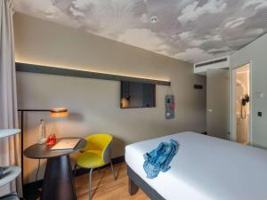 Ένα ή περισσότερα κρεβάτια σε δωμάτιο στο ibis Berlin Kurfuerstendamm - neu renoviert