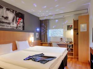 Ένα ή περισσότερα κρεβάτια σε δωμάτιο στο ibis Berlin Kurfuerstendamm - neu renoviert