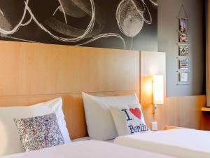 Ένα ή περισσότερα κρεβάτια σε δωμάτιο στο ibis Berlin Kurfuerstendamm - neu renoviert