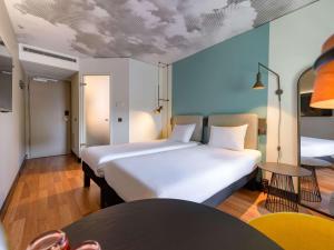 Ένα ή περισσότερα κρεβάτια σε δωμάτιο στο ibis Berlin Kurfuerstendamm - neu renoviert