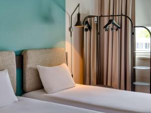 Ένα ή περισσότερα κρεβάτια σε δωμάτιο στο ibis Berlin Kurfuerstendamm - neu renoviert