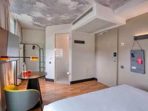 Ένα ή περισσότερα κρεβάτια σε δωμάτιο στο ibis Berlin Kurfuerstendamm - neu renoviert