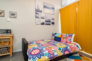 una camera da letto con un letto con un piumone colorato di #StayInMyDistrict Buckman Spacious Modern Rowhouse a Portland