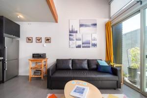 un soggiorno con un divano e un tavolo di #StayInMyDistrict Buckman Spacious Modern Rowhouse a Portland