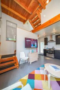 un soggiorno con un tavolo e una cucina di #StayInMyDistrict Buckman Spacious Modern Rowhouse a Portland Altre 15 foto