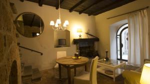 sala de estar con mesa y chimenea en Case di Civita, en Bagnoregio