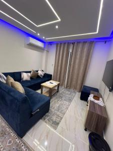 uma sala de estar com um sofá e uma mesa em Golden Real Estate em Madinaty